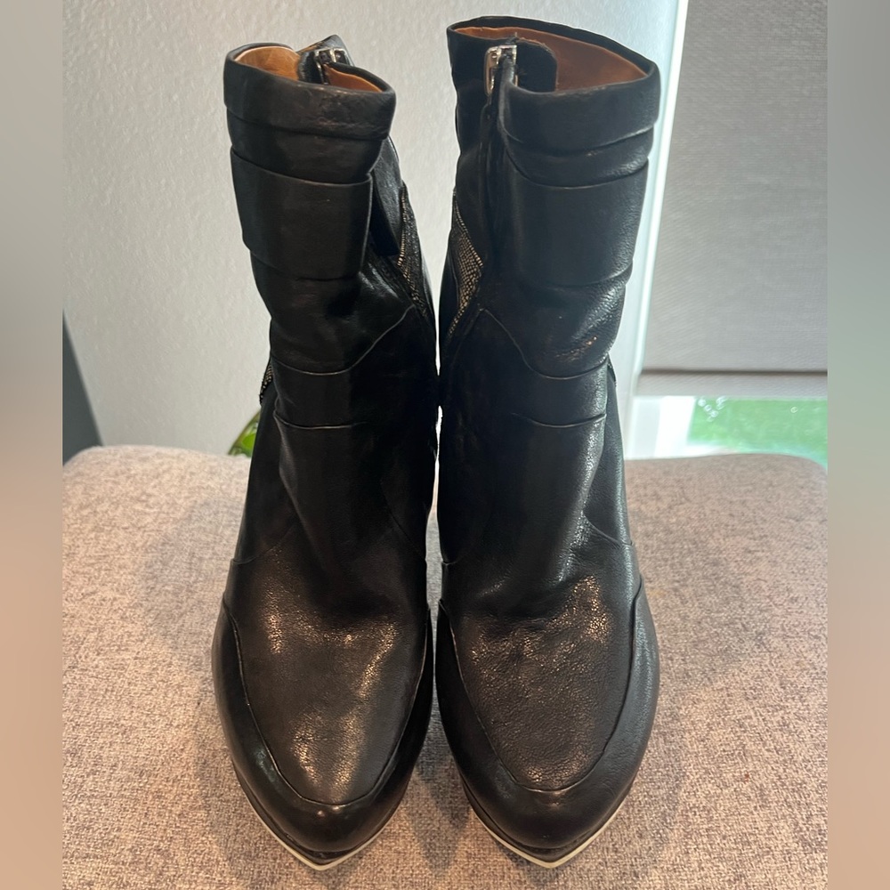 Pre owned Authentic Lamb boots. Size 6 womens. Very sexy